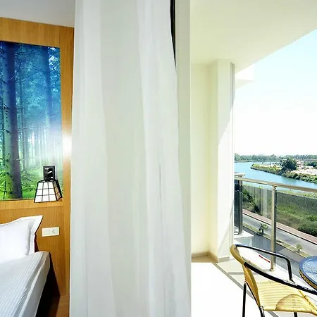 Hotel Lrs River &